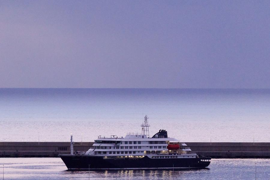 La nave da crociera MV Hondius, colpita dall’hantavirus, presso il porto di Granadilla, sull'isola di Tenerife, in Spagna. (10 maggio 2026 - Xinhua/Meng Dingbo)