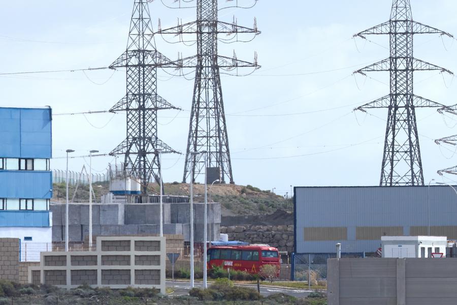 Le persone a bordo della nave da crociera MV Hondius, colpita dall’hantavirus, vengono evacuate in autobus dal porto di Granadilla, sull'isola di Tenerife, Spagna. (10 maggio 2026 - Xinhua/Meng Dingbo)