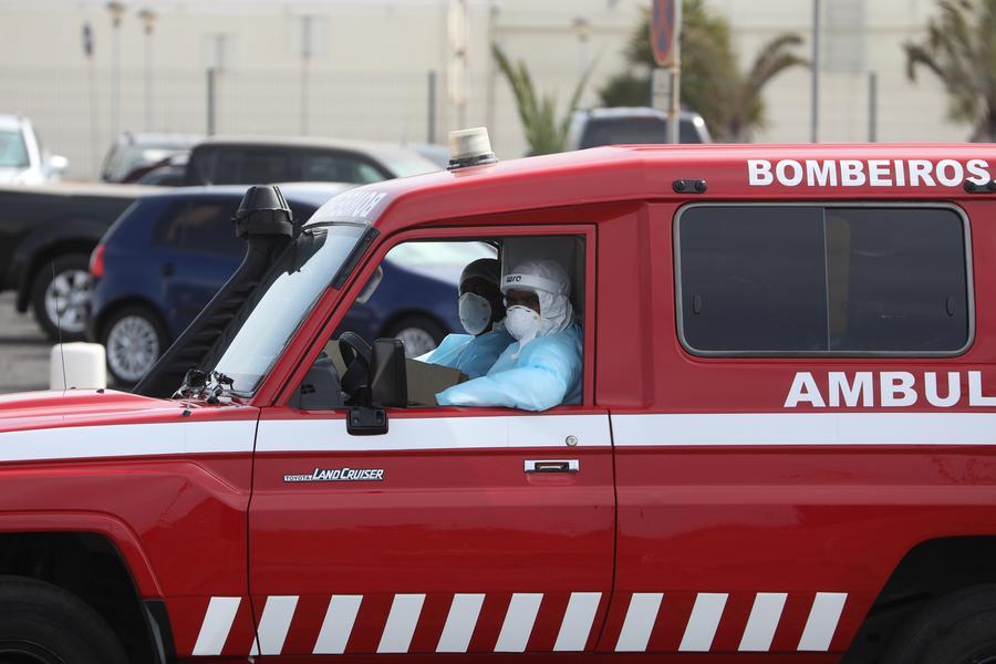 Un'ambulanza impegnata nell'evacuazione di passeggeri sospettati di infezione da hantavirus è ritratta a Praia, Capo Verde. (6 maggio 2026 - Elton Monteiro/Xinhua)