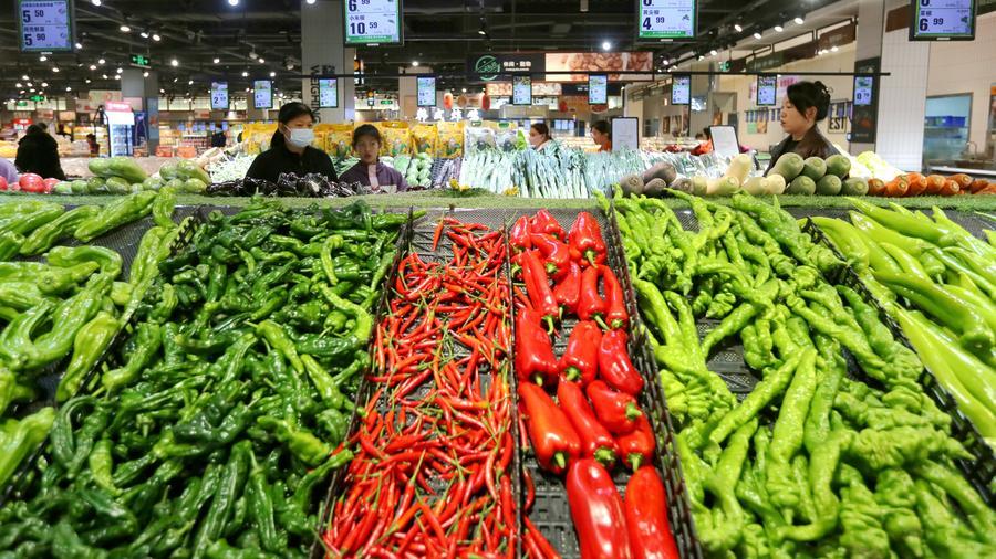 Persone acquistano verdure fresche in un supermercato nella contea di Pingyi, nella provincia dello Shandong, Cina orientale. (10 aprile 2026 - Xinhua/Wu Jiquan)