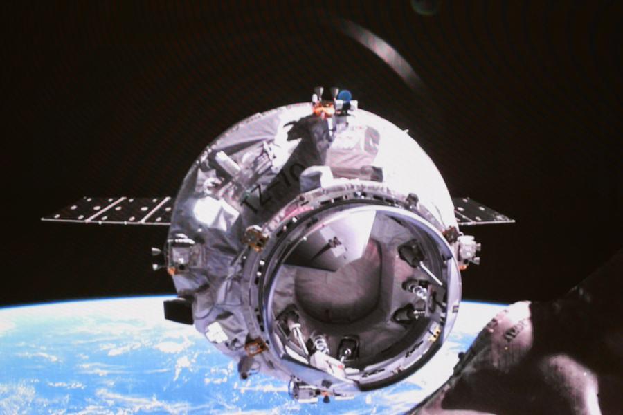 Immagine scattata presso il Centro di controllo aerospaziale di Beijing, mostra il veicolo cargo cinese Tianzhou-10 in avvicinamento al complesso della stazione spaziale. (11 maggio 2026 - Han Qiyang/Xinhua)