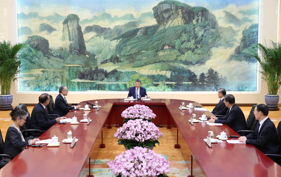 Xi Jinping incontra il Direttore generale dell'UNESCO Khaled El-Enany