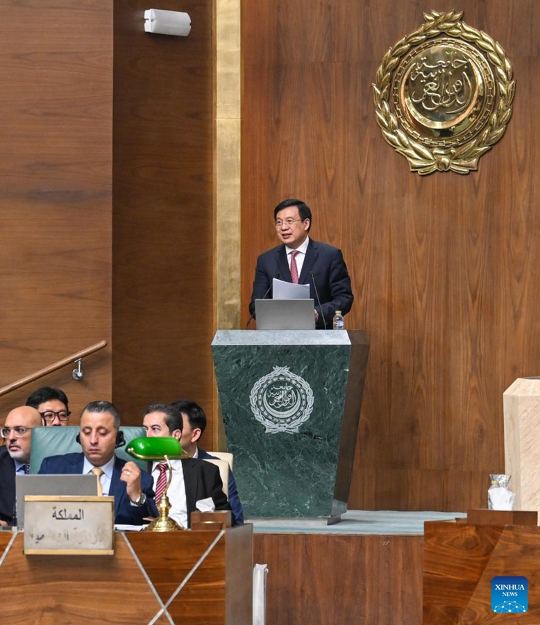 Fu Hua, Presidente dell'Agenzia di stampa Xinhua, interviene alla cerimonia di apertura della Conferenza sulla Partenariato Sino-Arabo del Forum dei Media e dei Think Tank del Sud Globale, presso la sede della Lega degli Stati Arabi al Cairo, in Egitto. (12 maggio 2026 - Xinhua/Liu Lei)