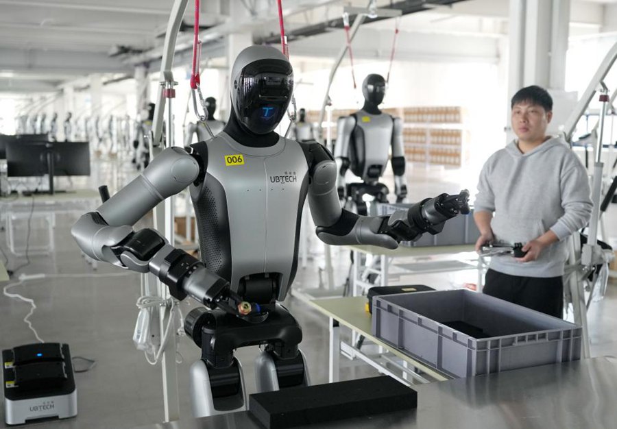 Un membro dello staff di una base industriale per robot intelligenti addestra un robot nel distretto di Haigang, a Qinhuangdao, nella provincia dello Hebei, Cina settentrionale. (28 aprile 2026 - Xinhua/Yang Shiyao)