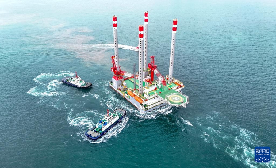 La "Haiyang Shiyou 283", la prima piattaforma mobile multifunzionale offshore della Cina, in partenza dalla Nuova area della costa occidentale di Qingdao, nella provincia dello Shandong. (14 maggio 2026 – Xinhua/Zhang Jingang)