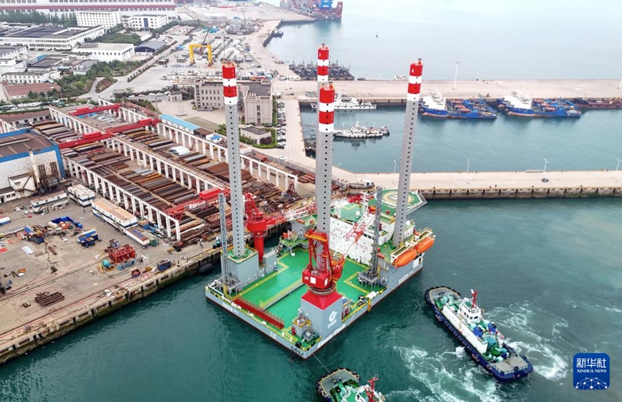 La prima piattaforma mobile multifunzionale offshore della Cina parte per il giacimento petrolifero di Bohai