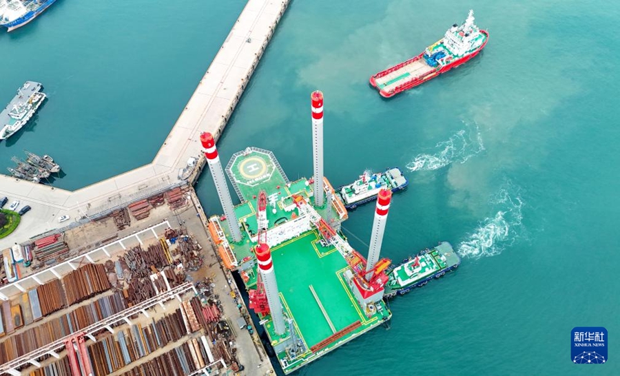 La prima piattaforma mobile multifunzionale offshore della Cina parte per il giacimento petrolifero di Bohai