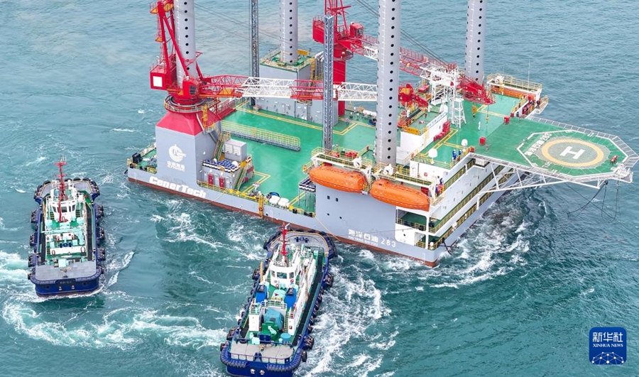 La prima piattaforma mobile multifunzionale offshore della Cina parte per il giacimento petrolifero di Bohai