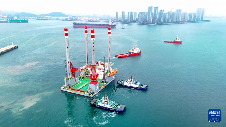 La prima piattaforma mobile multifunzionale offshore della Cina parte per il giacimento petrolifero di Bohai
