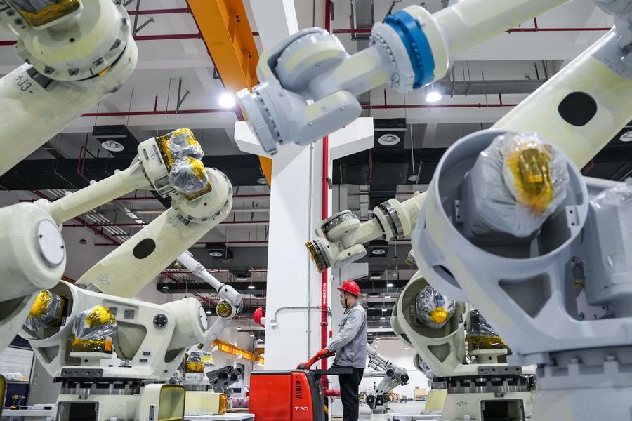 Un membro dello staff lavora sulla linea di produzione presso un'officina dell'Inovance Group nel distretto Jiangning di Nanjing, nella provincia orientale cinese del Jiangsu. (17 marzo 2026 - Xinhua/Li Bo)