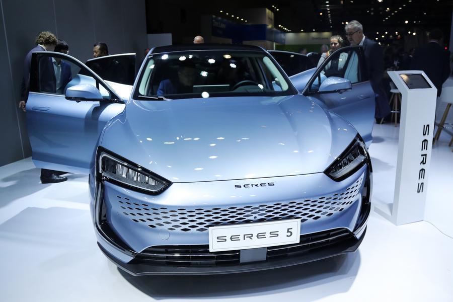 Persone osservano un'auto elettrica Seres 5 durante un'anteprima per la stampa del 100° Salone dell'Auto di Bruxelles, in Belgio. (13 gennaio 2023 - Xinhua/Zheng Huansong)
