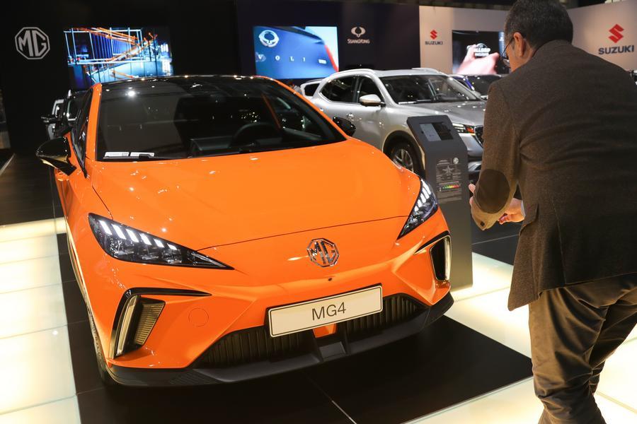 Auto elettrica MG4 in un'anteprima per la stampa del 100° Salone dell'Auto di Bruxelles, in Belgio. (13 gennaio 2023 - Xinhua/Zheng Huansong)