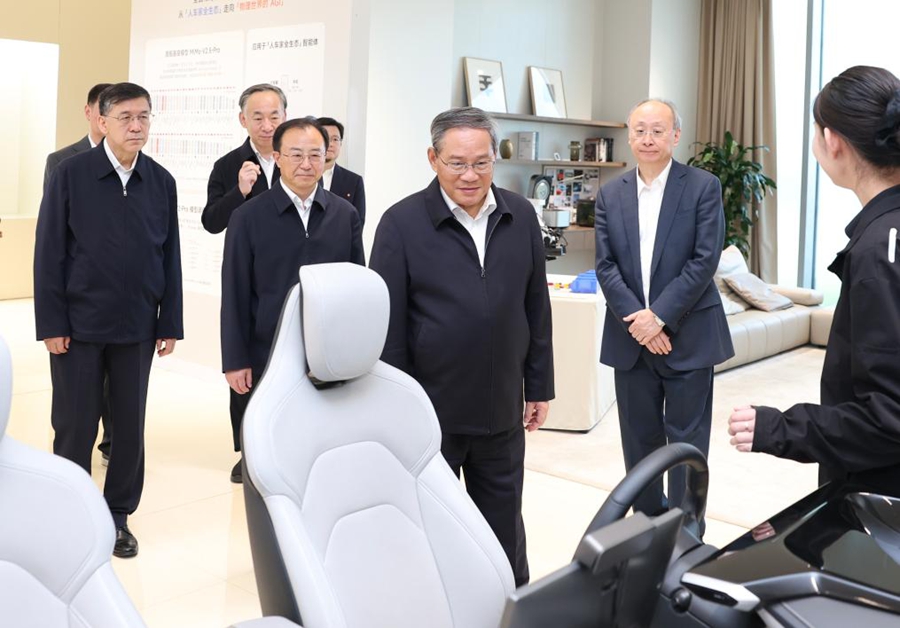 Il Premier cinese Li Qiang, anche membro del Comitato Permanente dell'Ufficio Politico del Comitato Centrale del Partito Comunista Cinese, visita un'impresa scientifico-tecnologica nel corso di un giro di ispezione a Beijing, capitale della Cina. (18 maggio 2026 - Xinhua/Huang Jingwen)