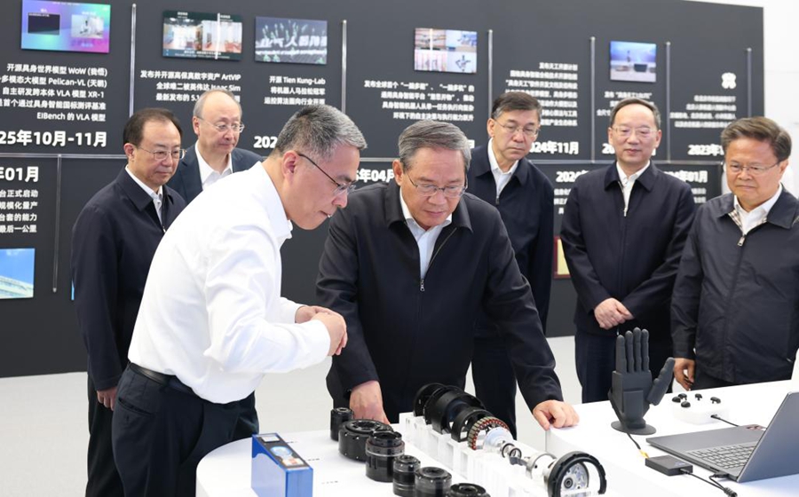 Il Premier cinese Li Qiang, anche membro del Comitato Permanente dell'Ufficio Politico del Comitato Centrale del Partito Comunista Cinese, visita un'impresa scientifico-tecnologica nel corso di un giro di ispezione a Beijing, capitale della Cina. (18 maggio 2026 - Xinhua/Huang Jingwen)