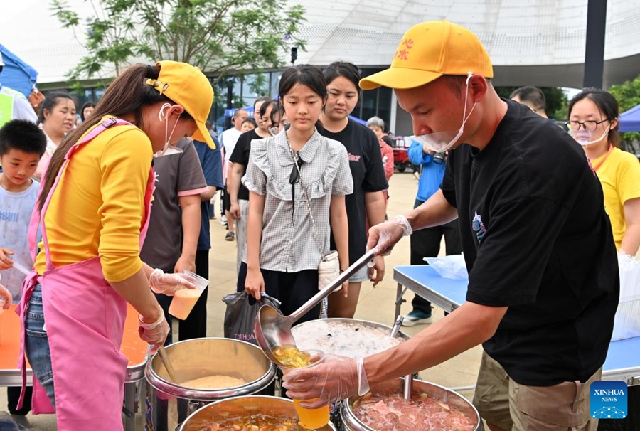 Allestiti diversi siti di ricollocamento temporaneo per i residenti colpiti dal terremoto nel Guangxi
