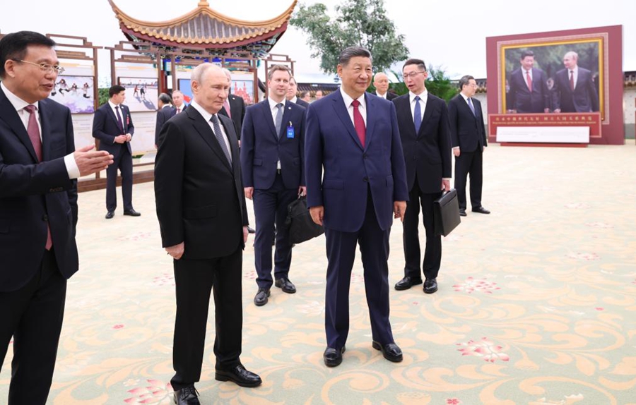 Xi Jinping e Putin visitano insieme mostra fotografica sull'amicizia sino-russa