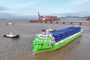 La più grande nave portacontainer elettrica intelligente al mondo da 10.000 tonnellate, salpa dal porto di Ningbo-Zhoushan