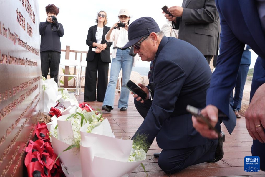 I discendenti dei prigionieri di guerra britannici della nave Lisbon Maru visitano Zhoushan per commemorare il salvataggio