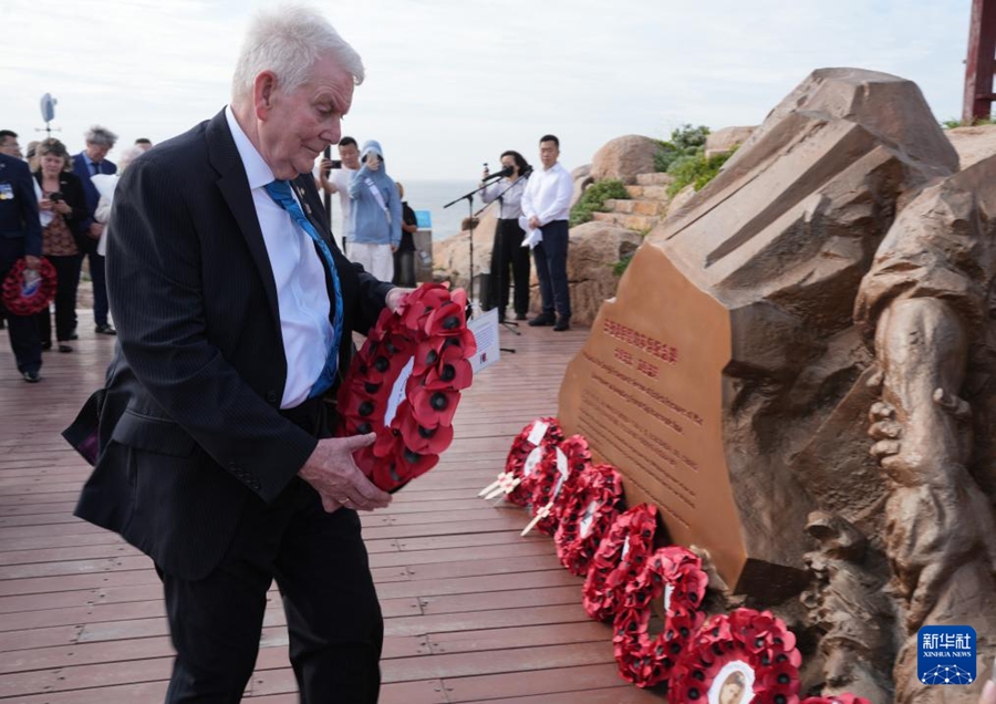 I discendenti dei prigionieri di guerra britannici della nave Lisbon Maru visitano Zhoushan per commemorare il salvataggio