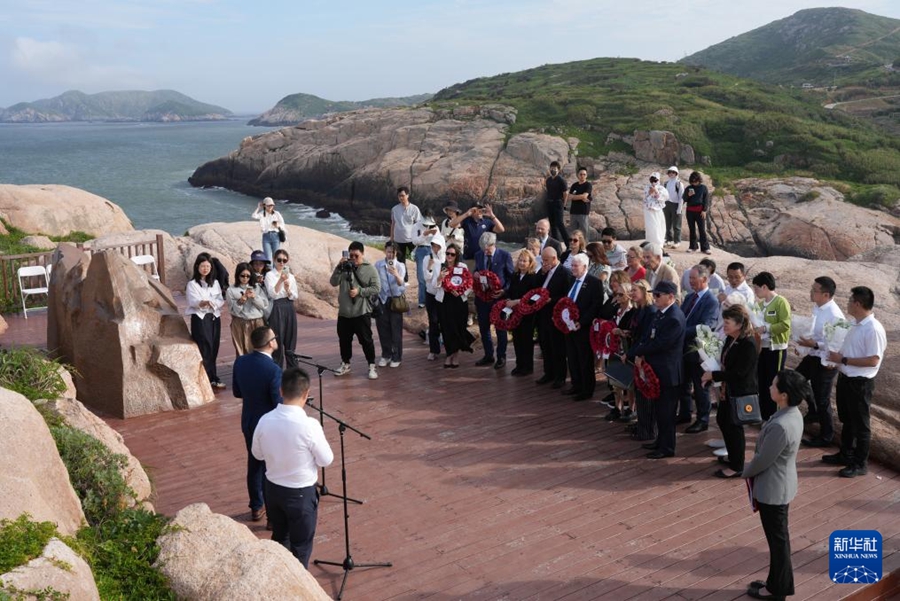 I discendenti dei prigionieri di guerra britannici della nave Lisbon Maru visitano Zhoushan per commemorare il salvataggio