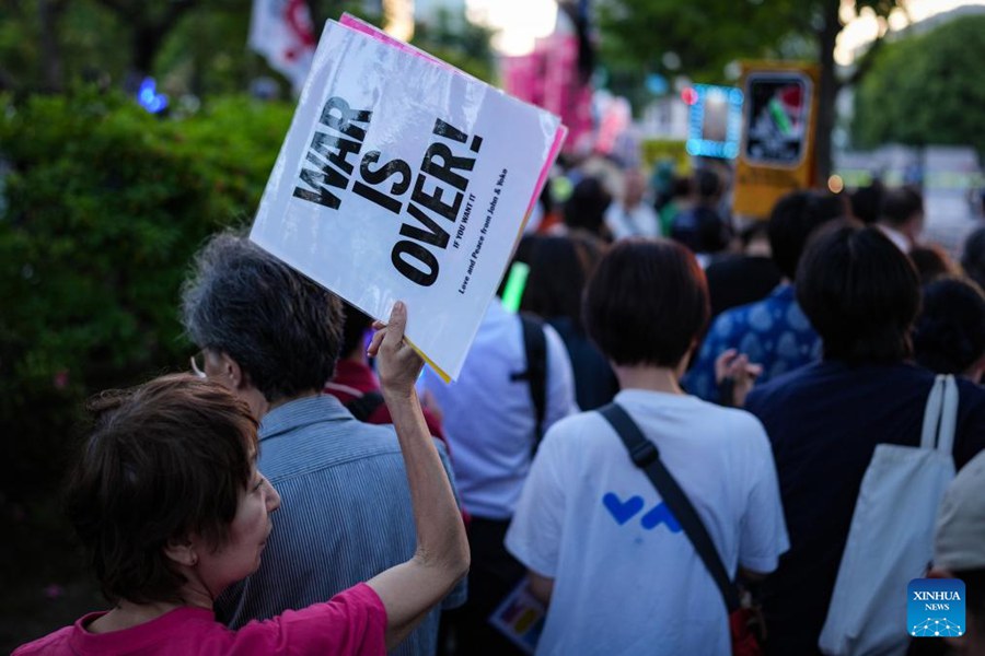 Migliaia di manifestanti a Tokyo contro la spinta del governo Takaichi a modificare la Costituzione pacifista