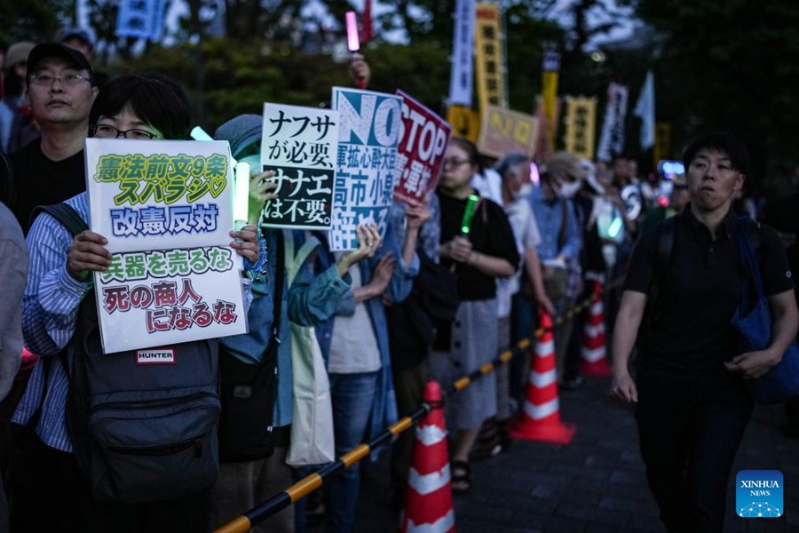 Migliaia di manifestanti a Tokyo contro la spinta del governo Takaichi a modificare la Costituzione pacifista