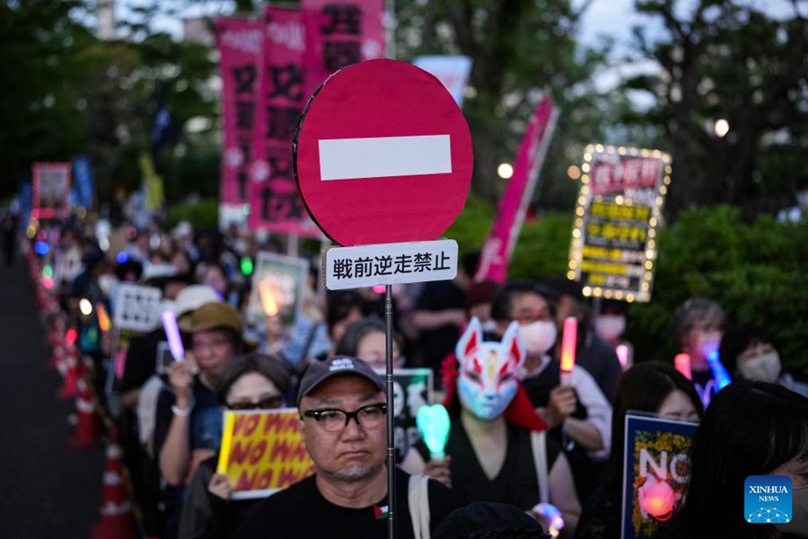 Migliaia di manifestanti a Tokyo contro la spinta del governo Takaichi a modificare la Costituzione pacifista