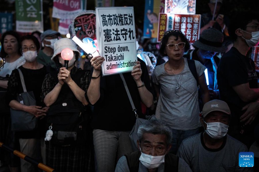 Migliaia di manifestanti a Tokyo contro la spinta del governo Takaichi a modificare la Costituzione pacifista