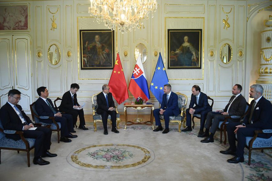 Li Hongzhong, membro dell'Ufficio Politico del Comitato Centrale del Partito Comunista Cinese e vicepresidente del Comitato Permanente dell'Assemblea Popolare Nazionale, incontra il Presidente slovacco Peter Pellegrini a Bratislava, Slovacchia. (19 maggio 2026 - Xinhua/He Canling)
