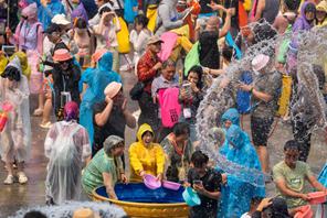 Celebrata la Festa degli spruzzi d'acqua nello Yunnan