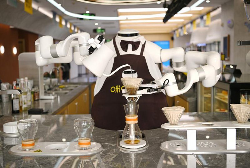 Robot barista dotato di IA prepara il caffè in una caffetteria nella Nuova Area di Xiong'an, nella provincia dello Hebei, Cina settentrionale. (25 marzo 2026 - Xinhua/Zhu Xudong)