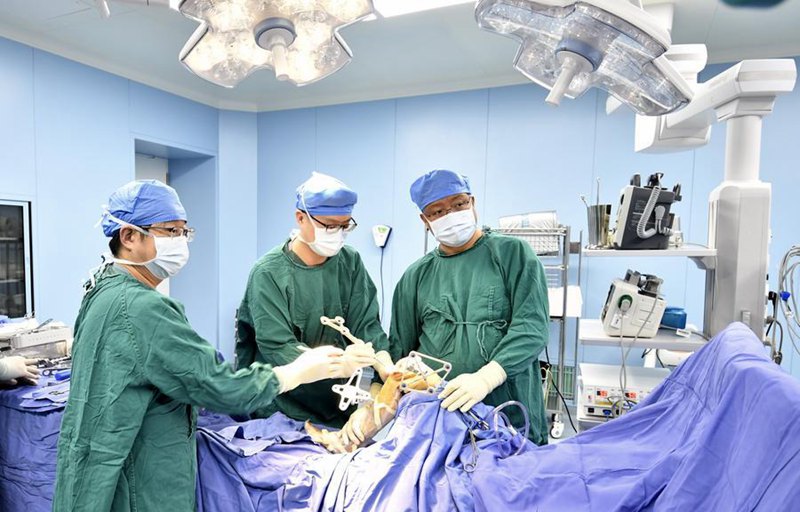Medici eseguono un intervento di chirurgia ortopedica avvalendosi di un sistema chirurgico robotico presso la sede di Tongzhou del Beijing Anzhen Hospital, a Beijing, capitale della Cina. (3 febbraio 2026 - Xinhua/Li Xin)