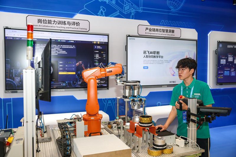 Studente della Zhejiang Polytechnic University of Mechanical and Electrical Engineering illustra una piattaforma educativa basata sull'IA, sviluppata dall'azienda cinese di intelligenza artificiale iFLYTEK, durante la World Digital Education Conference 2026 a Hangzhou, nella provincia del Zhejiang, Cina orientale. (11 maggio 2026 - Xinhua/Jiang Han)