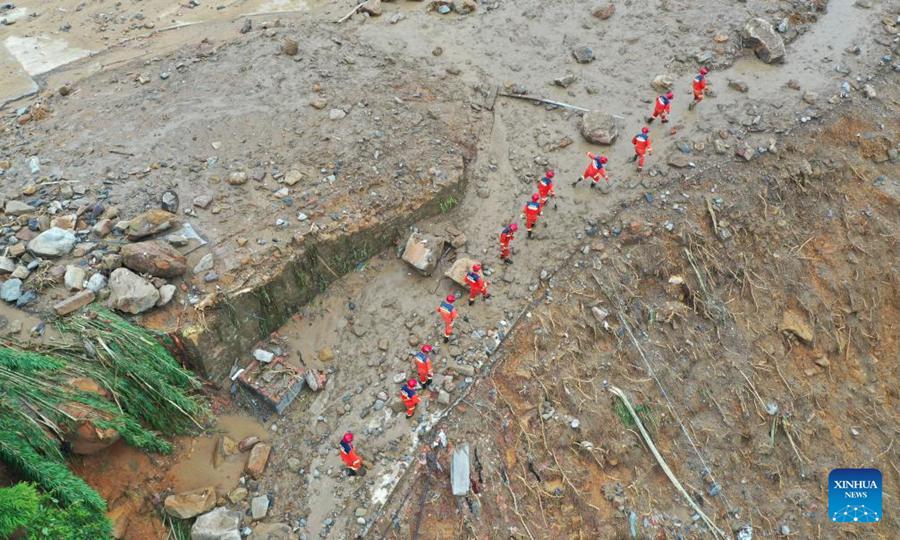 Soccorritori al lavoro in seguito al violento temporale che ha colpito il distretto di Yongchuan, nella municipalità di Chongqing, nel sud-ovest della Cina. (24 maggio 2026 - Xinhua/Wang Quanchao)