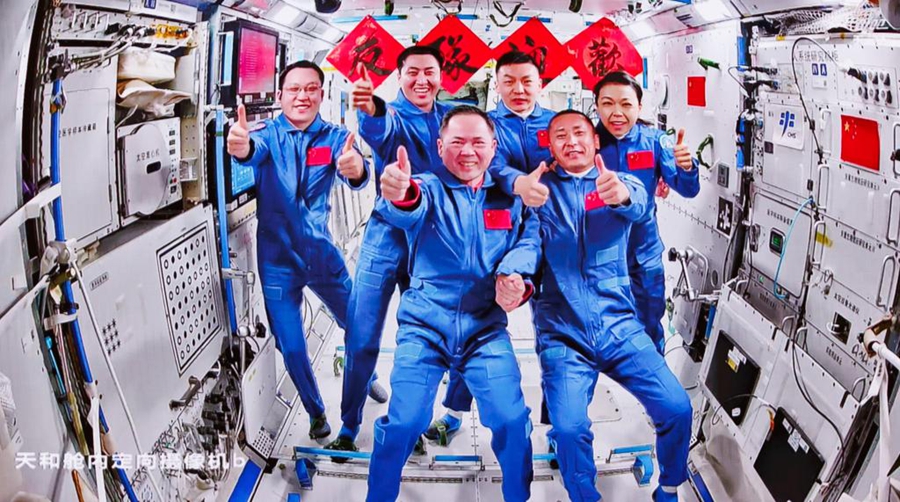 Immagine scattata presso il Centro di Controllo Aerospaziale di Beijing ritrae una foto di gruppo degli equipaggi delle navicelle spaziali Shenzhou-21 e Shenzhou-23. (25 maggio 2026 - Xinhua/Jin Liwang)
