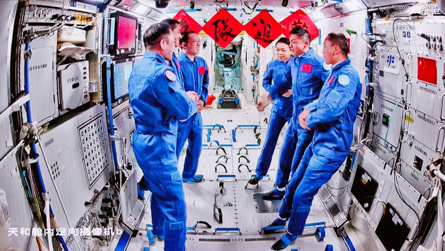 Immagine scattata presso il Centro di Controllo Aerospaziale di Beijing ritrae una foto di gruppo degli equipaggi delle navicelle spaziali Shenzhou-21 e Shenzhou-23. (25 maggio 2026 - Xinhua/Jin Liwang)