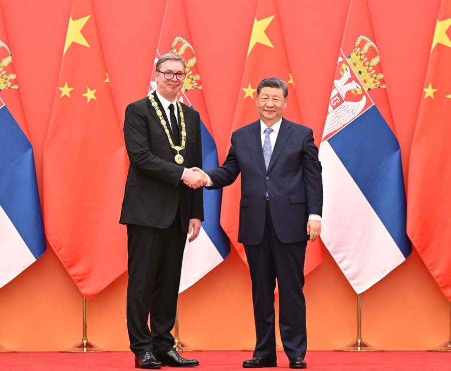 Xi Jinping conferisce la Medaglia dell'Amicizia a Vučić