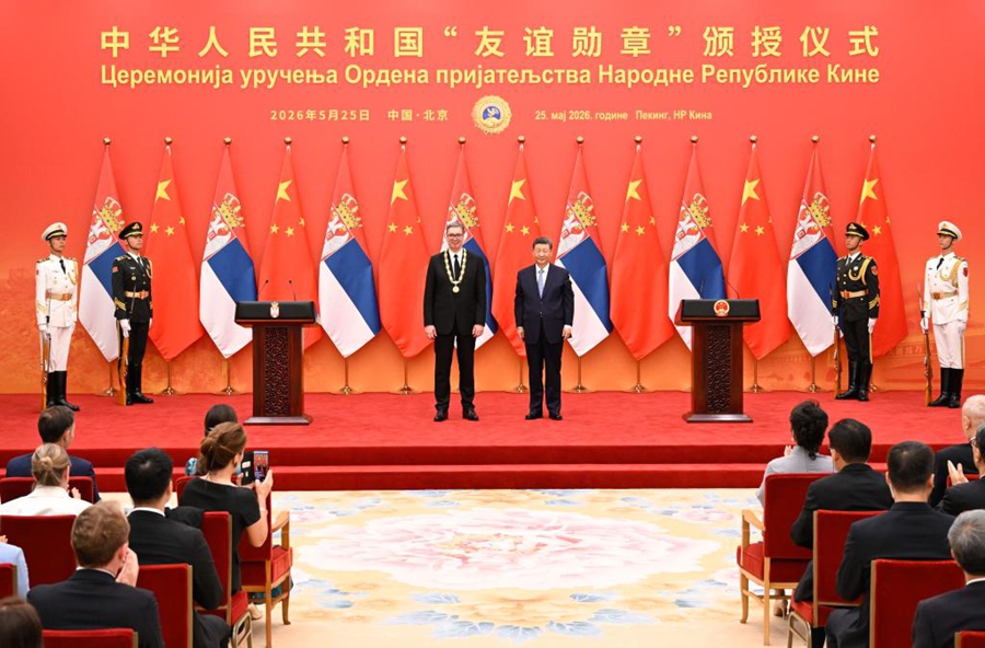 Xi Jinping conferisce la Medaglia dell'Amicizia a Vučić