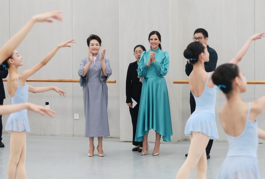 Peng Liyuan e Tamara Vučić visitano l'Accademia di Danza di Beijing