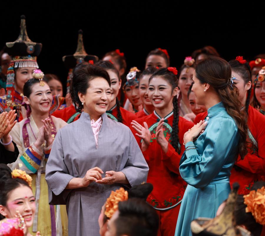 Peng Liyuan e Tamara Vučić visitano l'Accademia di Danza di Beijing
