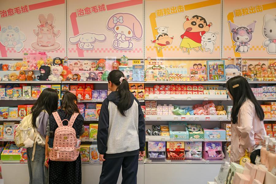 Persone visitano un negozio di giocattoli di tendenza e da collezione a Guiyang, nella provincia del Guizhou, Cina sud-occidentale. (25 aprile 2026 - Yuan Fuhong/Xinhua)