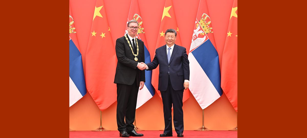 Xi Jinping conferisce la Medaglia dell'Amicizia a Vučić