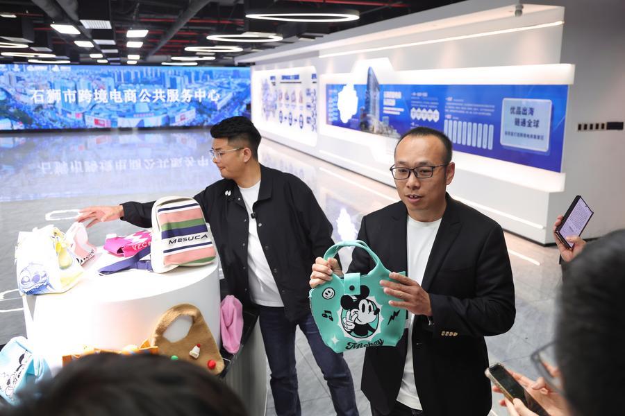 Un commerciante presenta dei prodotti presso il Centro di Servizio Pubblico per l'E-commerce Transfrontaliero di Shishi, nella città di Shishi, provincia del Fujian, Cina sud-orientale. (30 marzo 2026 - Xinhua/Jiang Kehong)