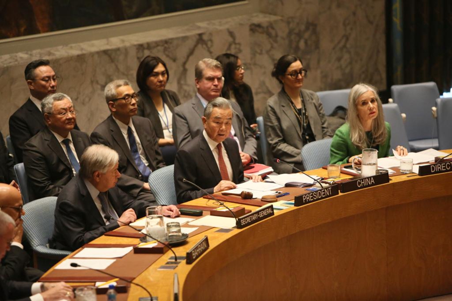 Il Ministro degli Esteri cinese Wang Yi, anche membro dell'Ufficio Politico del Comitato Centrale del Partito Comunista Cinese, presiede una riunione di alto livello del Consiglio di Sicurezza sul rispetto dei fini e dei principi della Carta delle Nazioni Unite e sul rafforzamento del sistema internazionale incentrato sull'ONU, presso la sede delle Nazioni Unite a New York. (26 maggio 2026 - Xinhua/Zhang Fengguo)