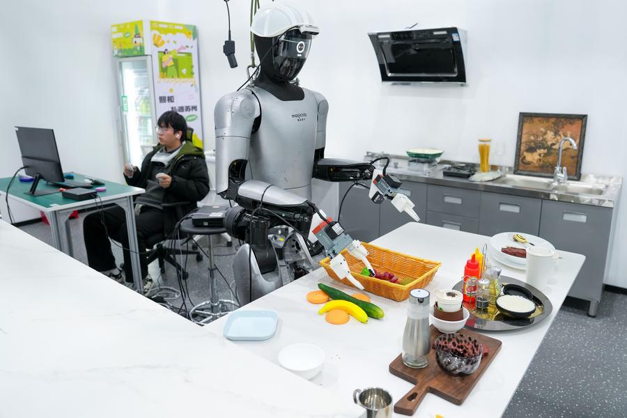 Membro dello staff conduce un addestramento multi-scenario su un robot a Suzhou, nella provincia del Jiangsu, Cina orientale. (10 marzo 2026 - Xinhua/Li Bo)