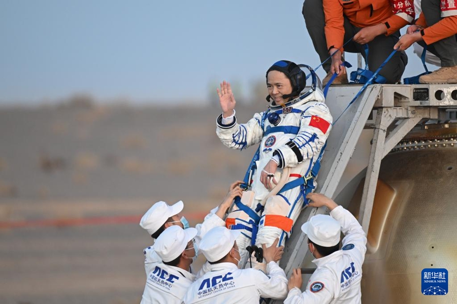 L'equipaggio di Shenzhou-21 rientra trionfalmente sulla Terra
