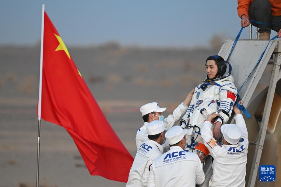 L'equipaggio di Shenzhou-21 rientra trionfalmente sulla Terra