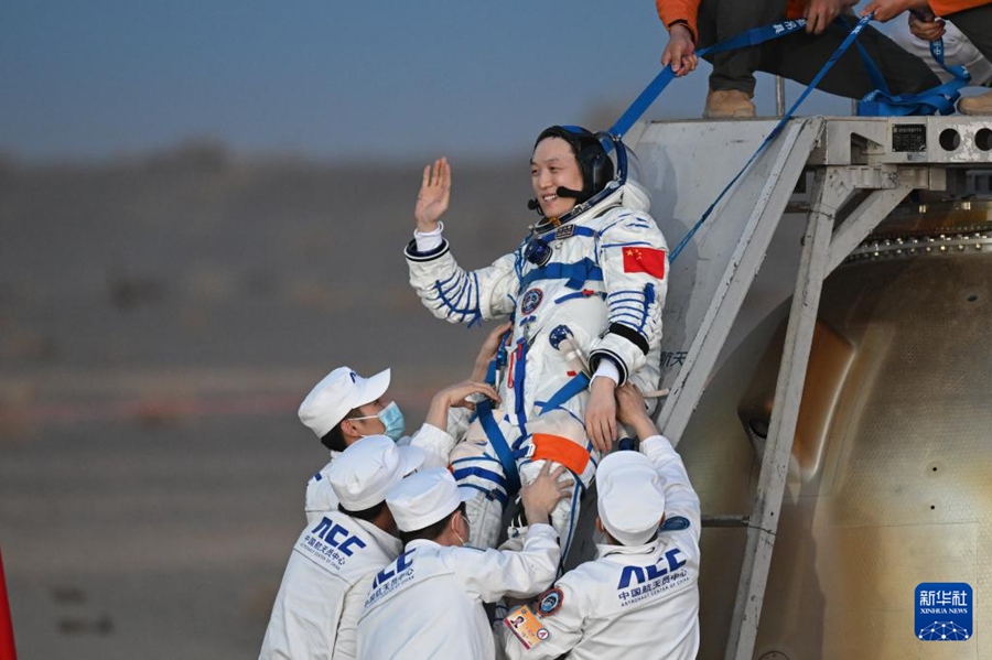 L'equipaggio di Shenzhou-21 rientra trionfalmente sulla Terra