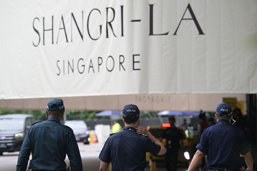 Agenti di polizia in servizio presso lo Shangri-La Hotel, sede dello Shangri-La Dialogue 2026 a Singapore. (29 maggio 2026 - Then Chih Wey/Xinhua)