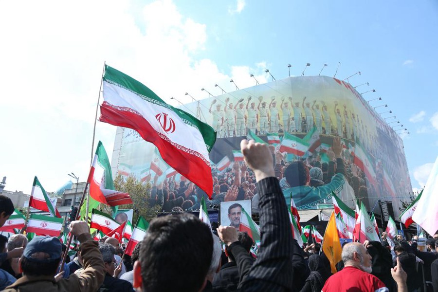 Persone partecipano a una cerimonia funebre per Alireza Tangsiri, comandante in capo della Marina del Corpo delle Guardie della Rivoluzione Islamica (IRGC), e per altro personale delle forze armate rimasto ucciso in attacchi statunitensi e israeliani, a Teheran, in Iran. (1 aprile 2026 - Xinhua/Shadati)